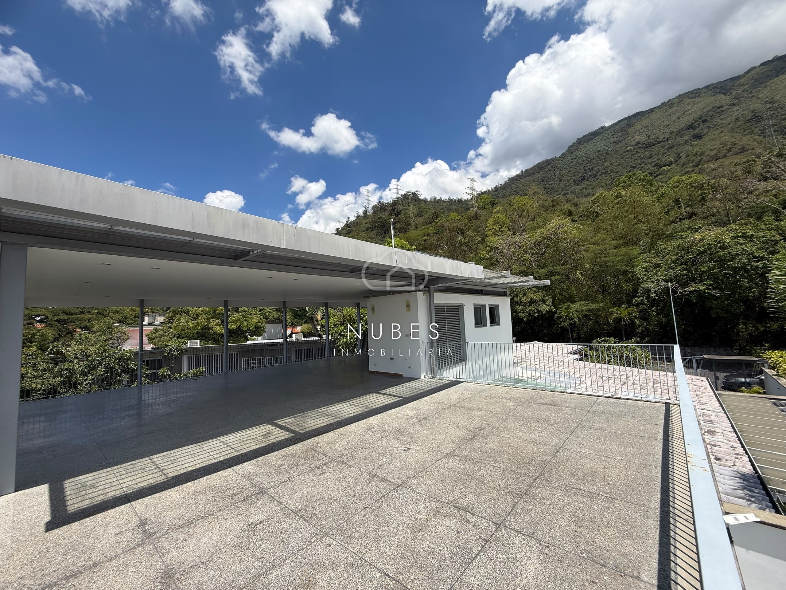 Casa de 03 niveles en Altamira